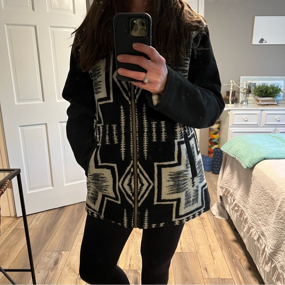 Pendleton Black and White Aztec Print Size Large